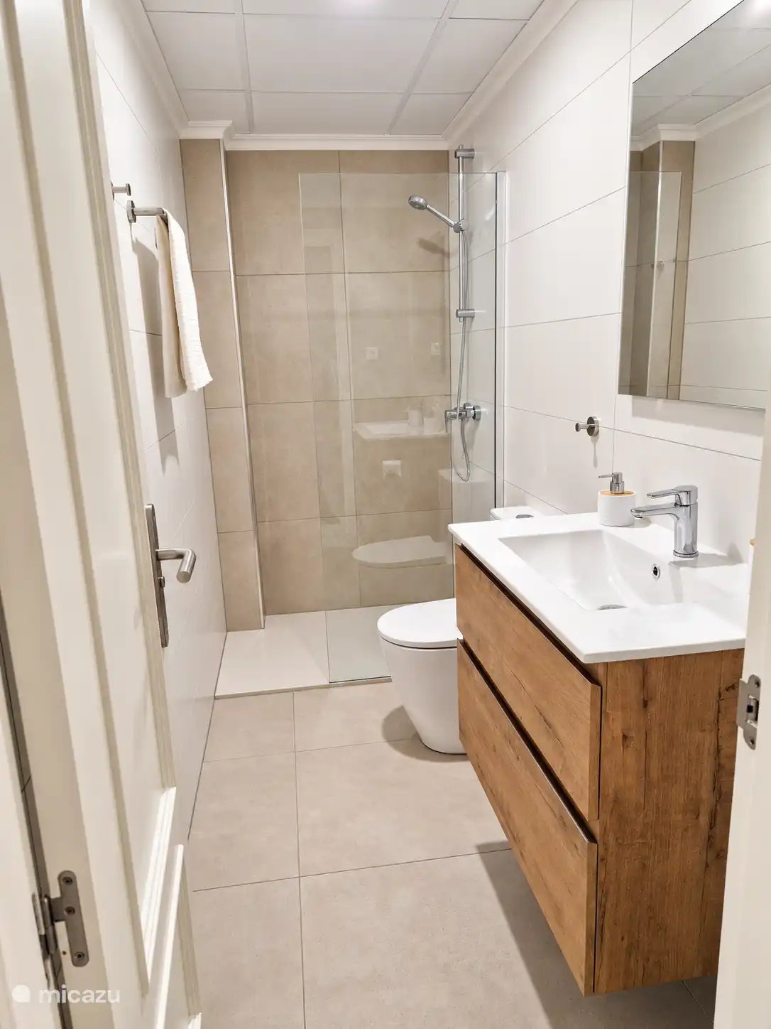 Badezimmer mit begehbarer Dusche