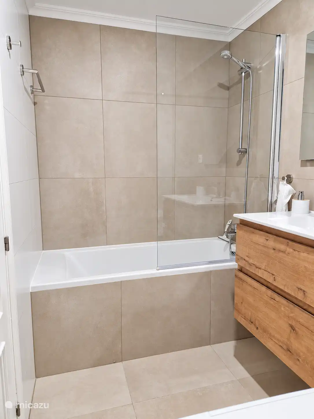 Badezimmer mit Badezimmer und Waschbecken