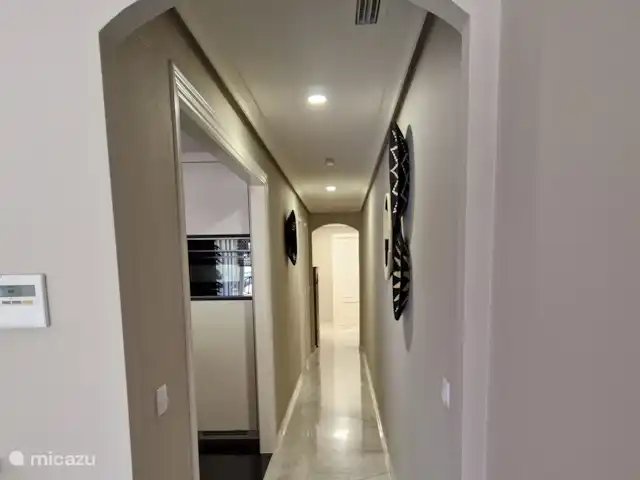 appartement huren in Spanje, Costa Blanca, Calpe – Appartement Calpe Gang vanuit de woonkamer