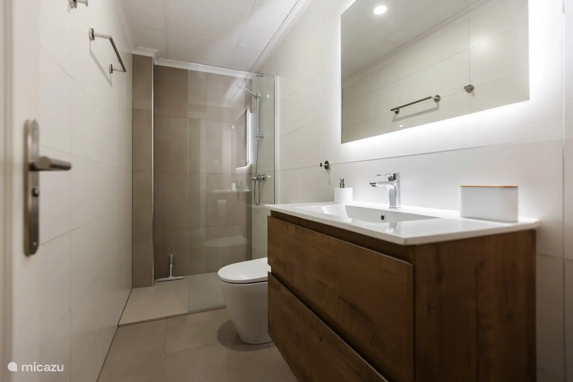 Salle de bain avec douche à l’italienne et WC et lavabo