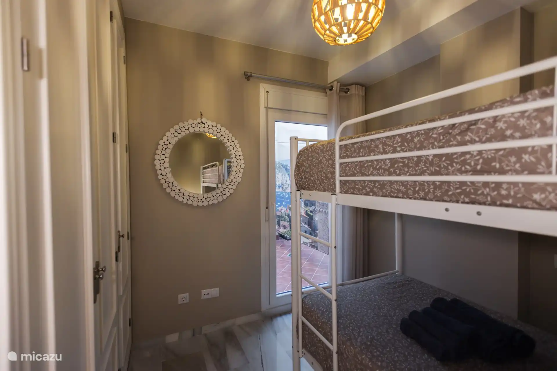 Chambre avec armoire