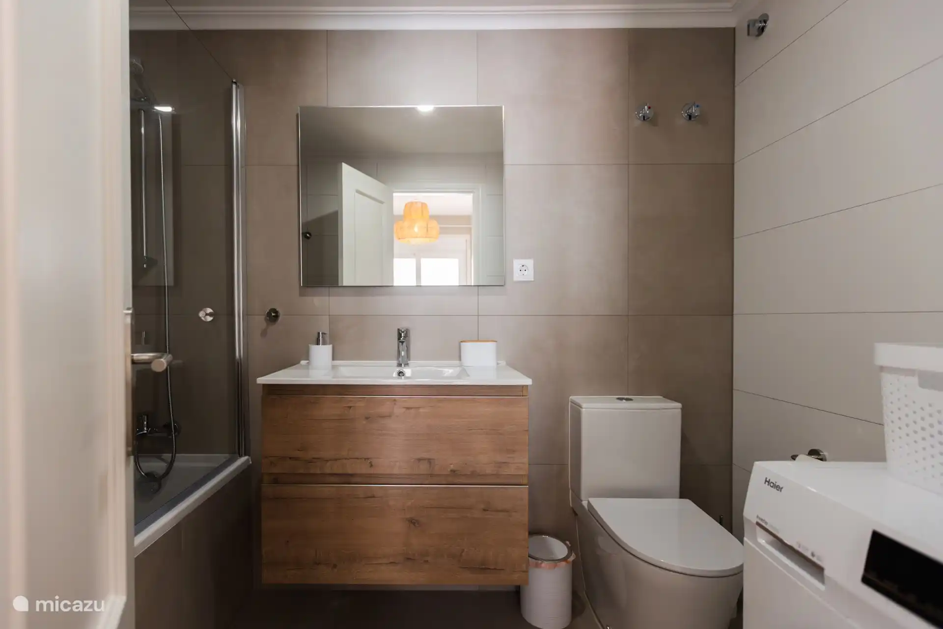 Salle de bain avec lavabo