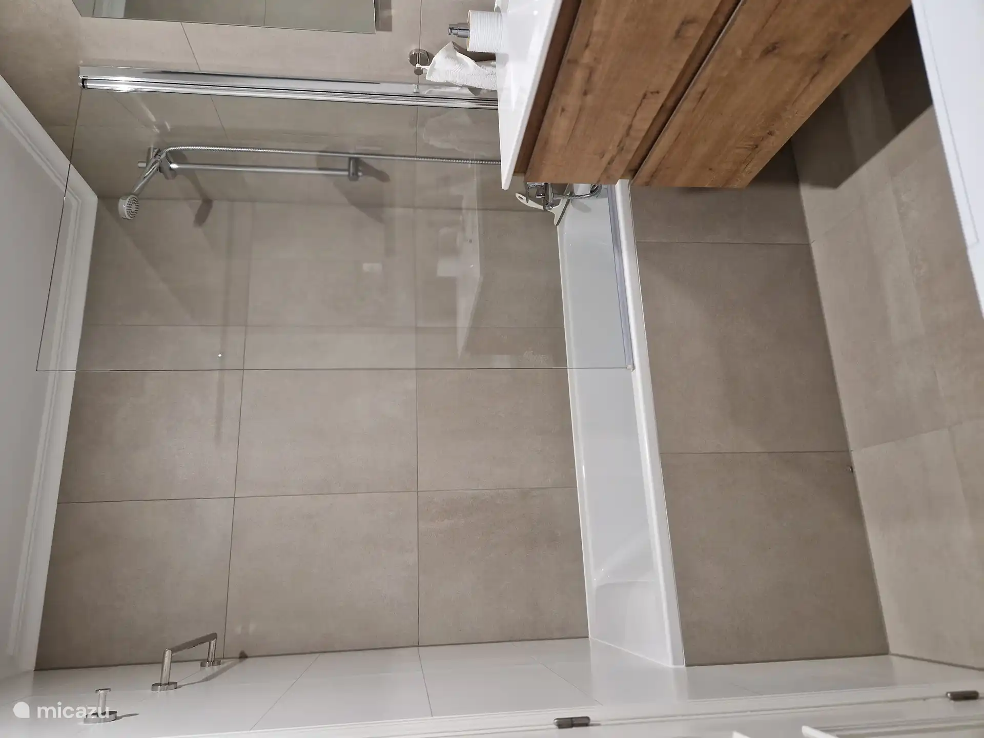 Salle de bain avec bain et douche