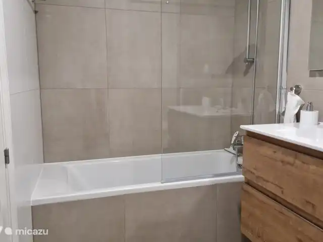 appartement huren in Spanje, Costa Blanca, Calpe – Appartement Calpe Badkamer met bad en douche