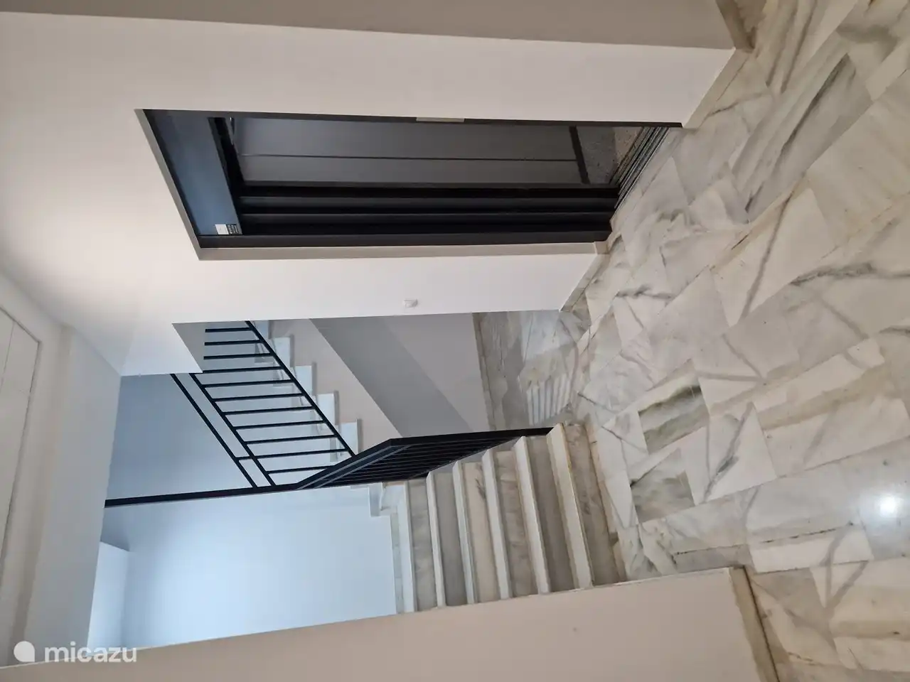 Ascenseur et escaliers