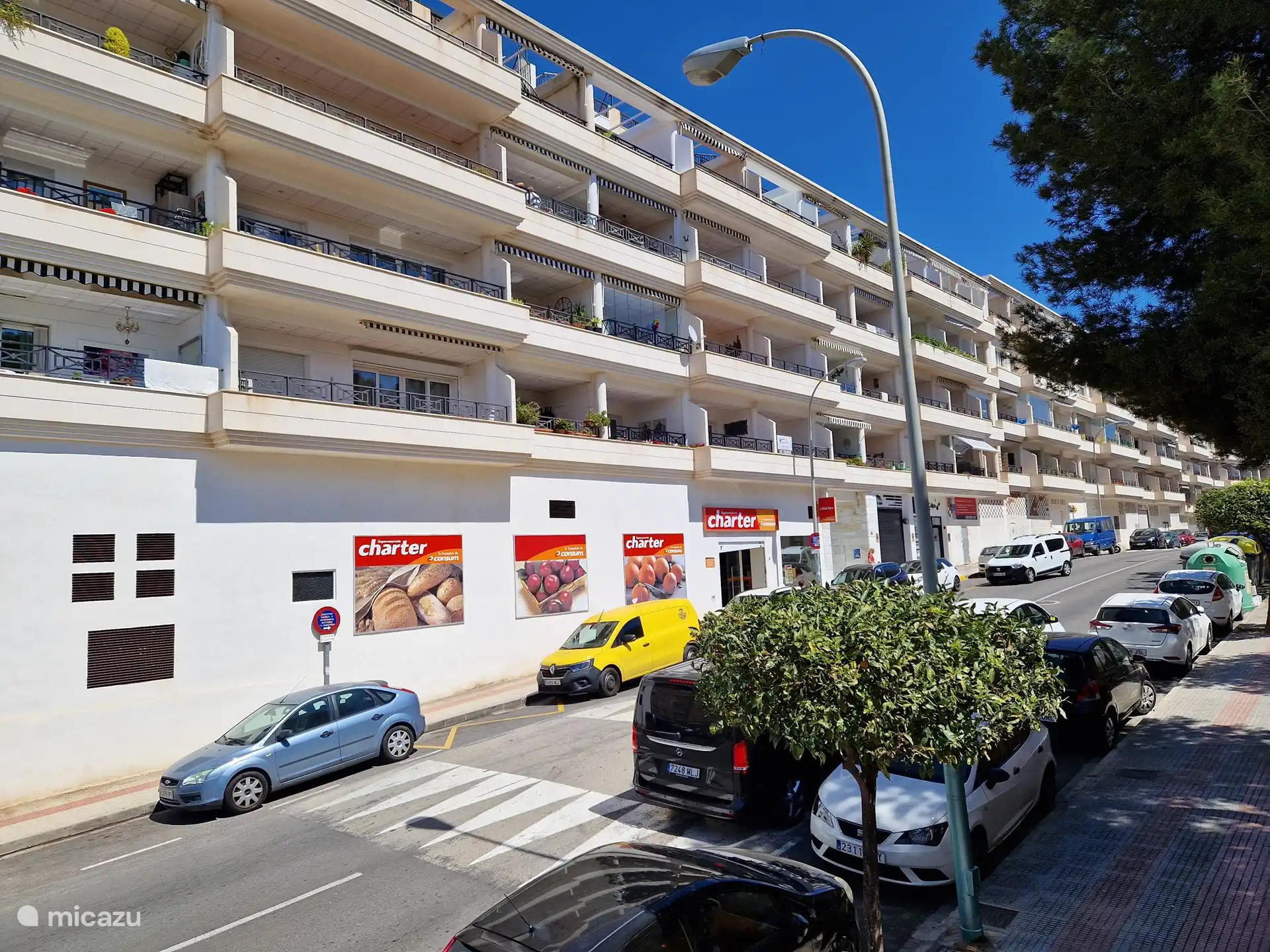 Immeuble d’appartements extérieur avec supermarché au rez-de-chaussée