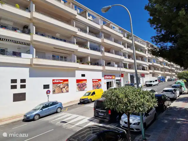 appartement huren in Spanje, Costa Blanca, Calpe – Appartement Calpe Buitenkant appartementencomplex met supermarkt op de begane grond
