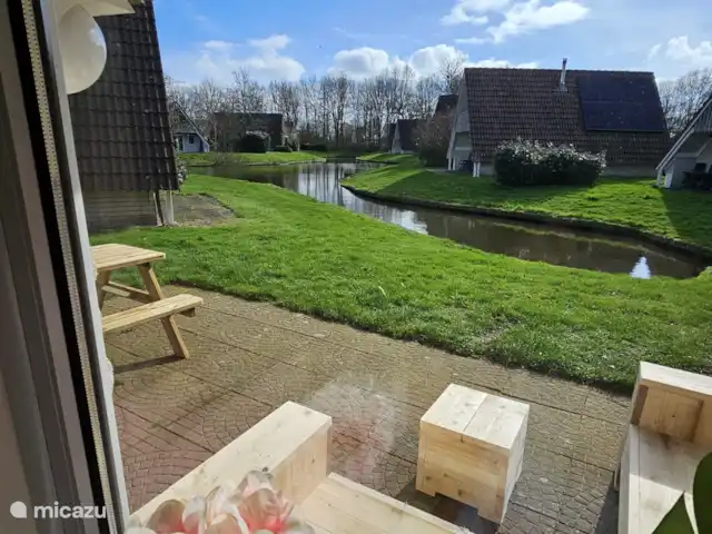 Moderne 6 pers. maison de vacances | Pays-Bas, Overijssel, Gramsbergen - maison de vacances Vue sur l'étang de pêche où la pêche est autorisée sans permis et où nagent les plus grosses carpes. Gardez un œil sur votre canne à pêche depuis le salon ou depuis la terrasse avec un café à la main.