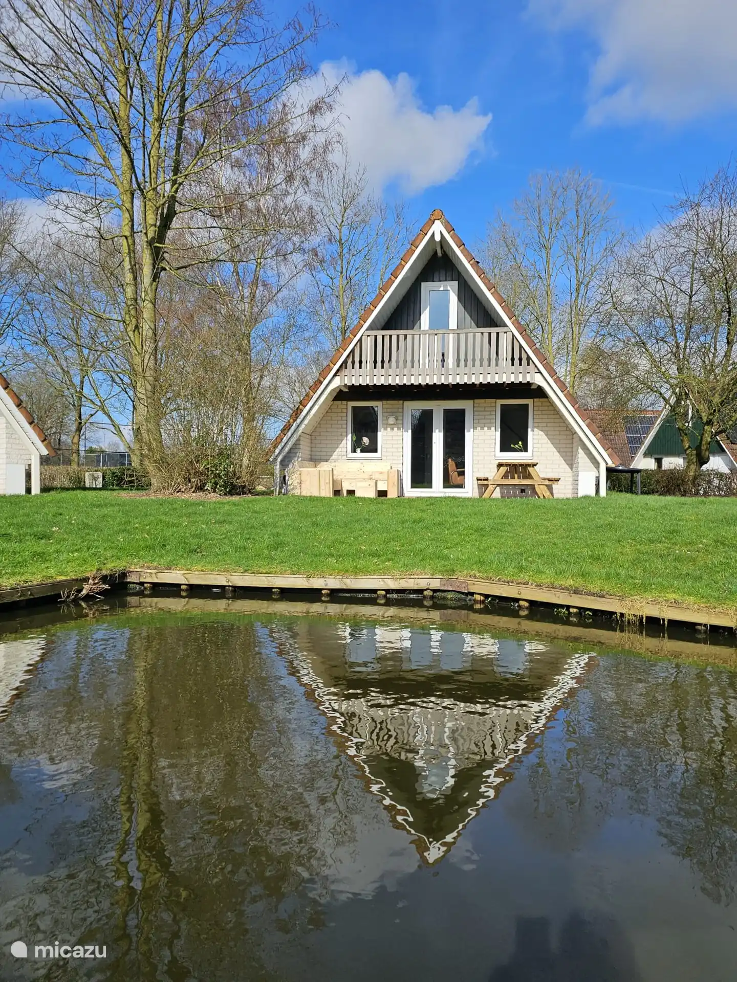 Rear of the holiday home, where you can enjoy the terrace. Whether with a book on the lounge set or enjoying a meal outside at the picnic table.