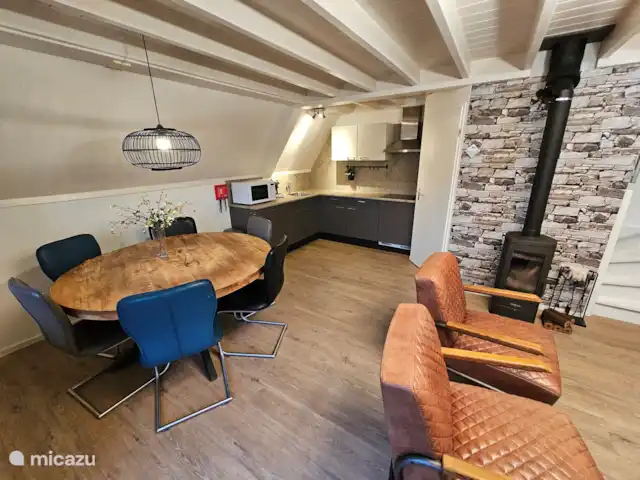 Moderne 6 pers. maison de vacances | Pays-Bas, Overijssel, Gramsbergen - maison de vacances Belle cuisine avec toutes les commodités du lave-vaisselle au réfrigérateur-congélateur, cafetière Senseo, bouilloire et micro-ondes combiné. Avec la table à manger merveilleusement spacieuse, c'est un endroit confortable pour manger.