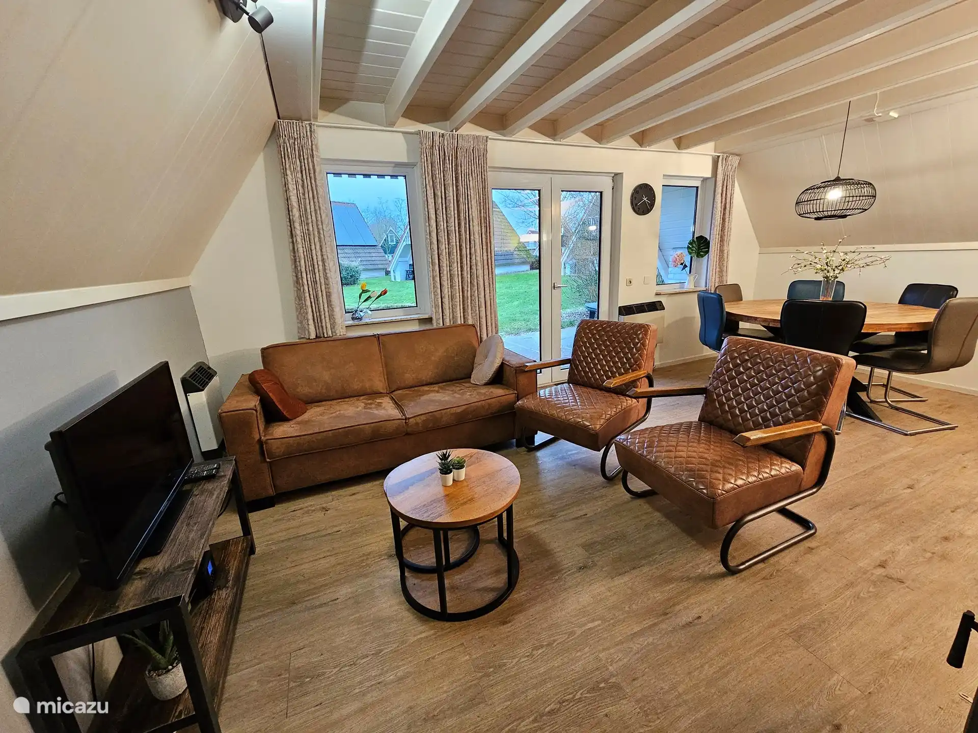 Living room with TV and radio where you can sit relaxed. There is also a nice wood stove which gives it a pleasant atmosphere.