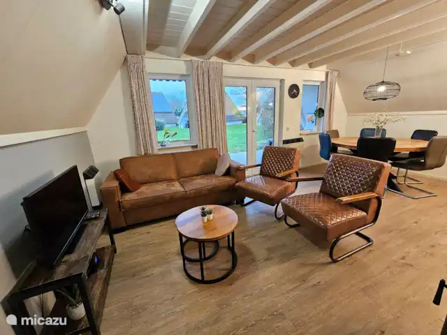 Moderne 6 pers. maison de vacances | Pays-Bas, Overijssel, Gramsbergen - maison de vacances Salon avec TV et radio où vous pourrez vous asseoir détendu. Il y a aussi un joli poêle à bois qui lui confère une atmosphère agréable.