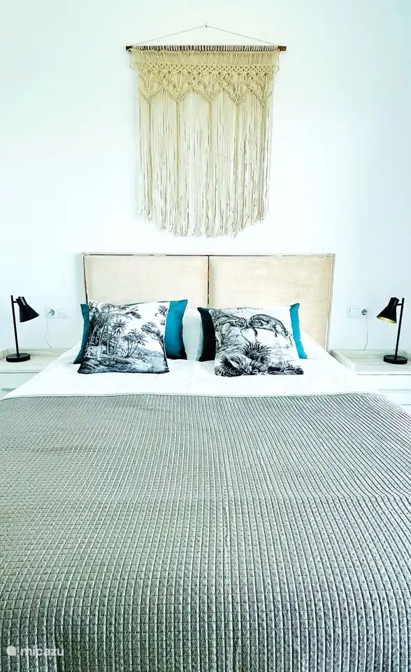 Détail de la chambre principale avec un joli lit double