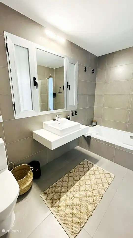 Salle de bain dans la chambre 1