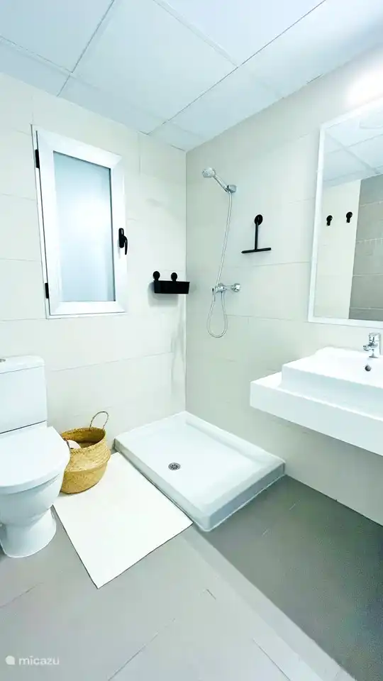Salle de bain appartenant à la chambre 2