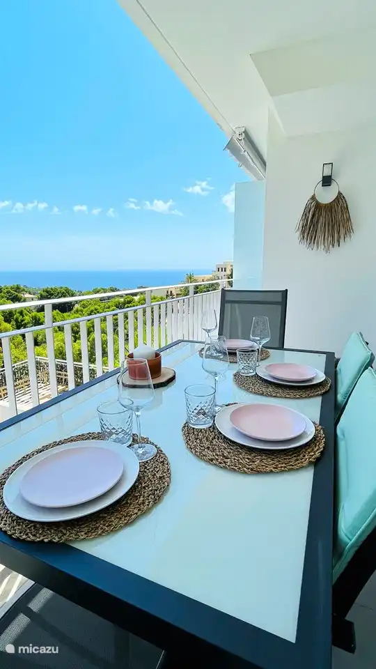 Terrasse avec vue sur la mer, idéale pour le dîner