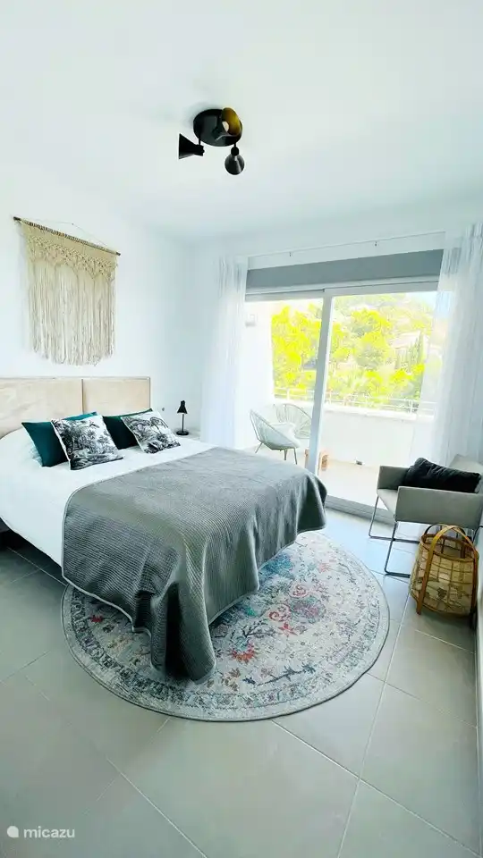 La chambre principale a vue sur la mer, des portes coulissantes sur la terrasse et un lit double. De la chambre, vous marchez vers le placard, puis directement vers votre propre salle de bain