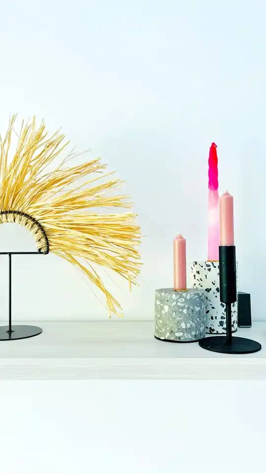 Détail du salon. Le décor est léger, gai, coloré et avec des détails espagnols