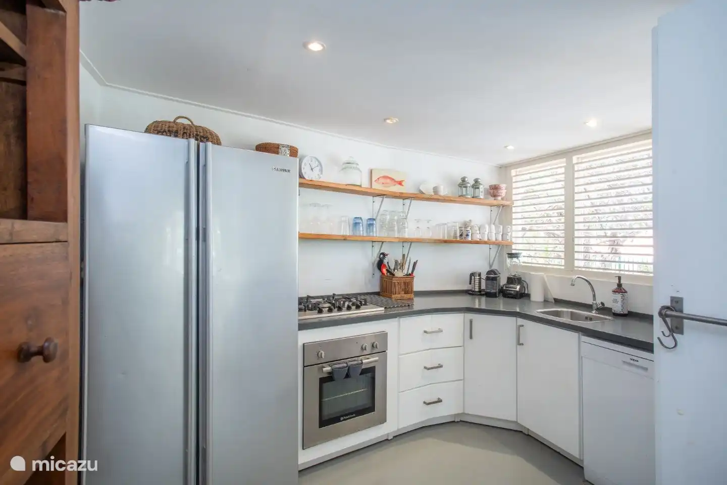 Voll ausgestattete Küche