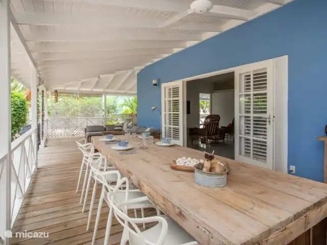 Piscadera Bay Resort 2 | Curaçao, Curaçao-Centre, Piscadera - bungalow Porche spacieux et confortable avec portes-fenêtres donnant sur le salon