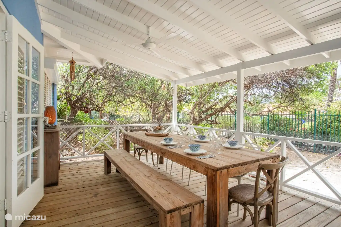 Geräumige, gemütliche Veranda mit Deckenventilatoren