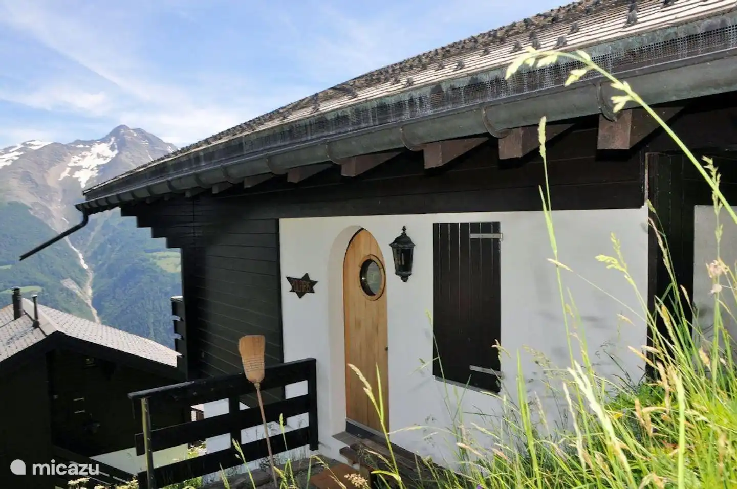 Geniessen Sie auf dem Sonnenplateau die herrliche Aussicht auf die Walliser Berge. Ruhig gelegen, unterhalb des Dorfes und oberhalb der talwärts führenden Strasse, welche im Winter zur Piste hin zum nahe gelegenen Skilift und Winterwanderweg nach Betten wird.