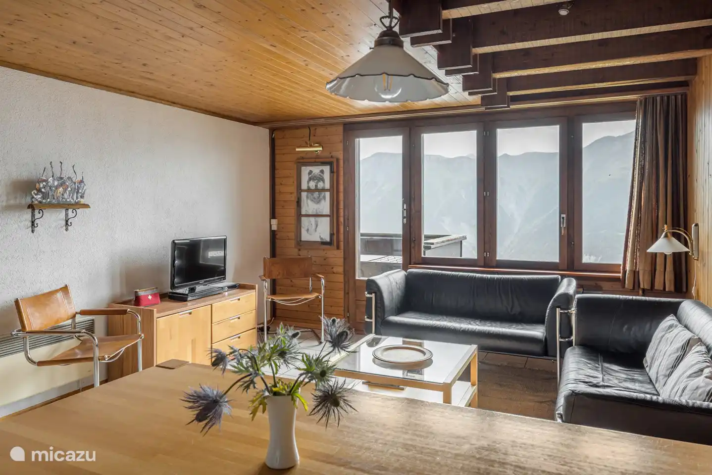 4 und halb Zimmer – 6 Personen Reihenhaus-Wohnung

Auf 2 Etagen;

Eingangsebene mit Garderobe, Wohn- Essraum mit offener Küche, Südbalkon.