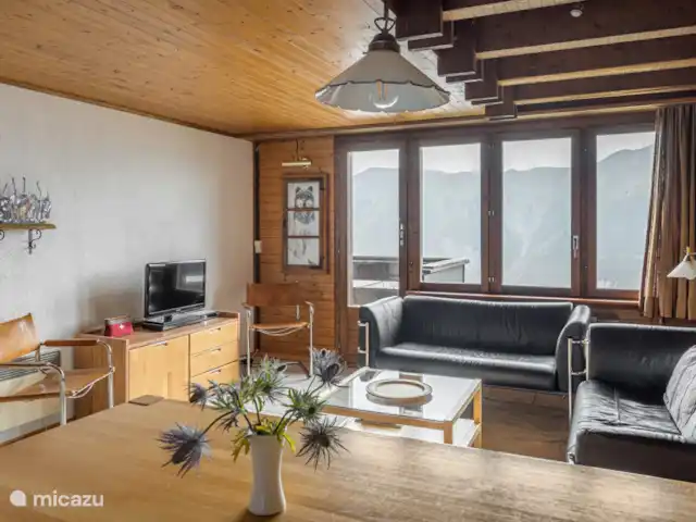 Polaris | Suisse, Valais, Bettmeralp - chalet Appartement 4 pièces et demi – 6 personnes mitoyen
Sur 2 étages;
Rez-de-chaussée avec vestiaire, séjour-salle à manger avec cuisine ouverte, balcon sud.