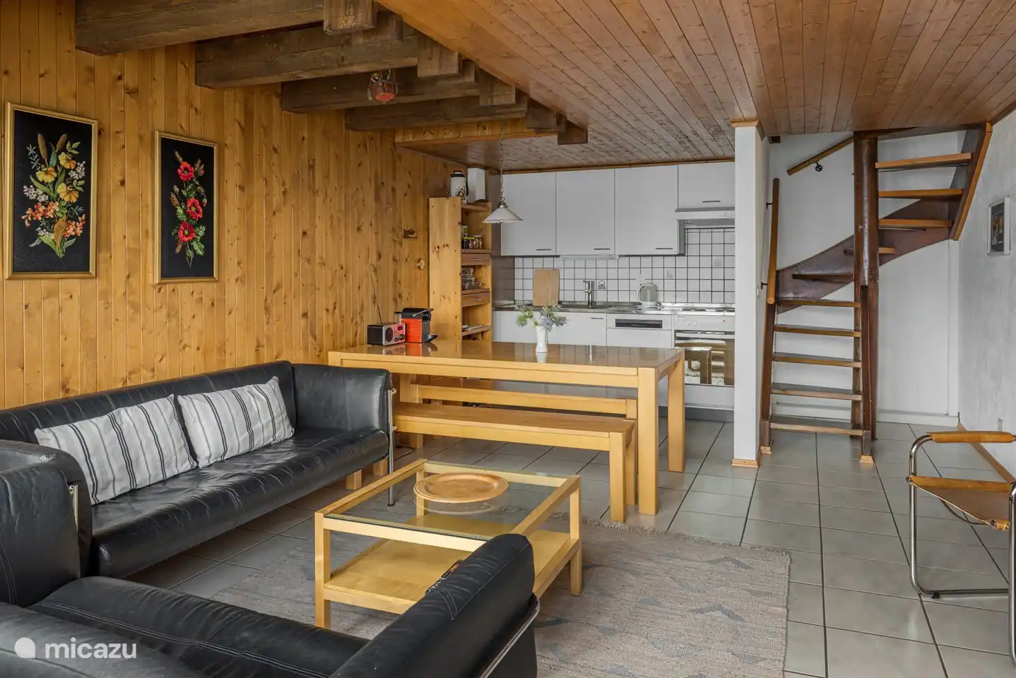 4 und halb Zimmer – 6 Personen Reihenhaus-Wohnung

Auf 2 Etagen;

Eingangsebene mit Garderobe, Wohn- Essraum mit offener Küche, Südbalkon.