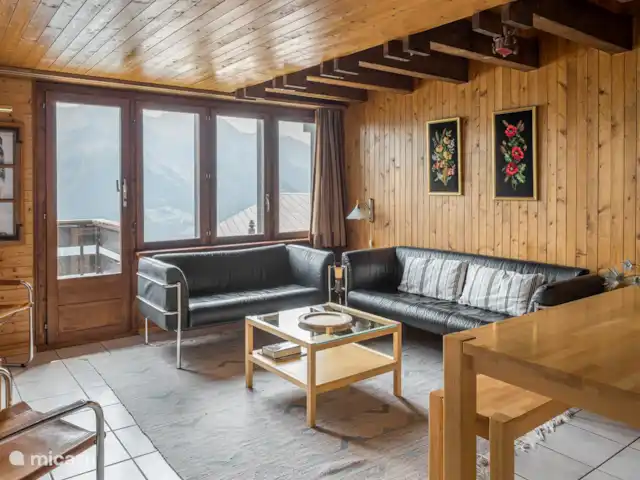 Polaris | Suisse, Valais, Bettmeralp - chalet Niveau d'entrée avec vestiaire, séjour-salle à manger avec cuisine ouverte, balcon orienté sud, 1 chambre double et salle de bain avec bain/toilette/lavabo.