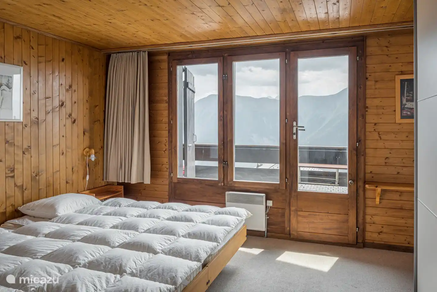 Eingangsebene mit Garderobe, Wohn- Essraum mit offener Küche, Südbalkon, 1 Doppelbettzimmer und Badezimmer mit Bad/WC/Lavabo.