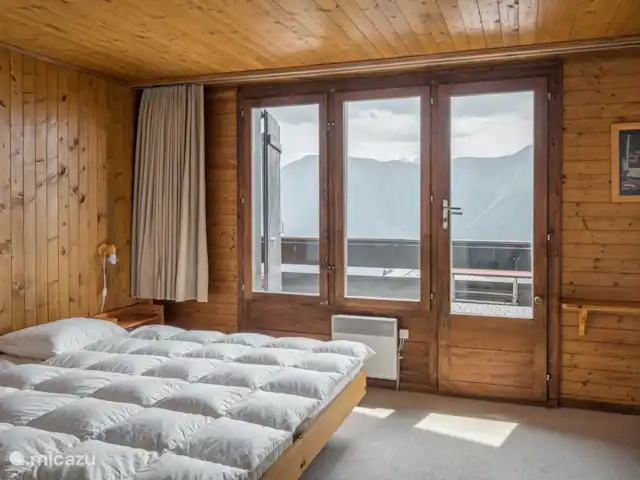 Polaris | Suisse, Valais, Bettmeralp - chalet Niveau d'entrée avec vestiaire, séjour-salle à manger avec cuisine ouverte, balcon orienté sud, 1 chambre double et salle de bain avec bain/toilette/lavabo.