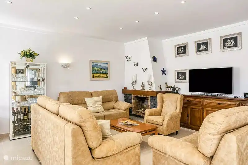 sala de estar con televisión