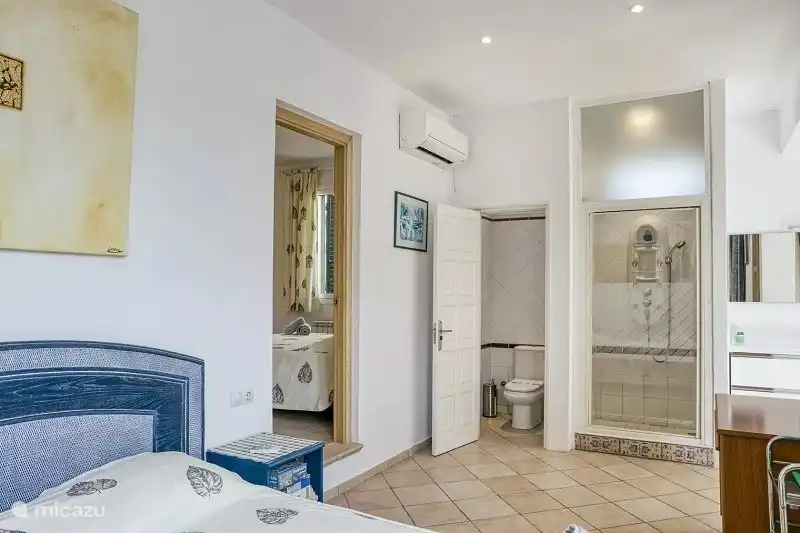 Dormitorio 3 con 2 camas individuales, ducha y WC. 