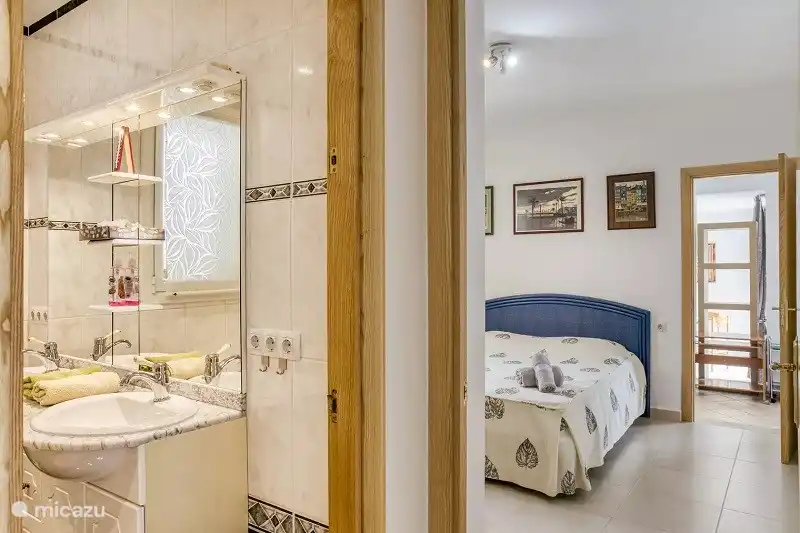 cuarto de baño y dormitorio