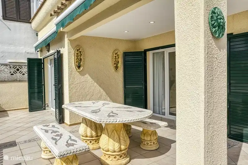 terraza fuera de la sala de estar