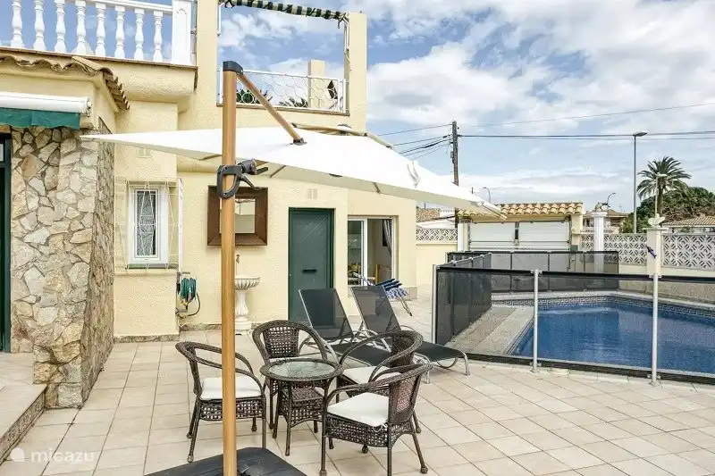 terraza/piscina con protección para niños pequeños