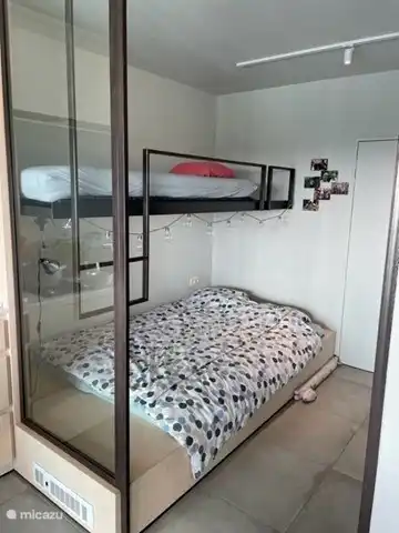 Coin montagne avec lit double 140 cm et lit superposé 90 cm de large