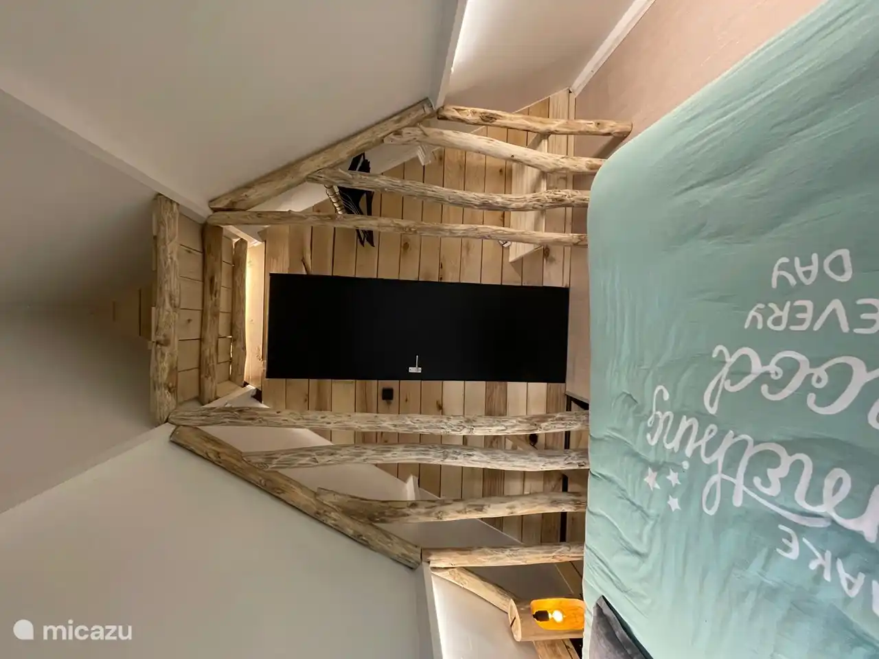 Chambre 1 accessible par un escalier dans le séjour. La porte donne accès à la chambre 2.