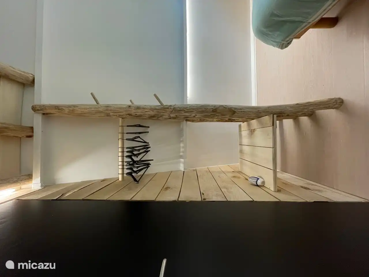 Placard original pour suspendre et ranger les vêtements.