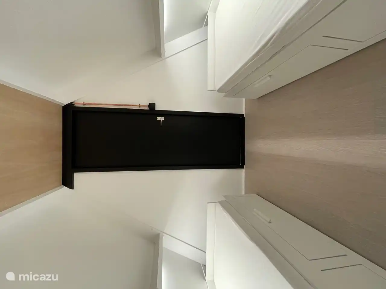 Chambre 2 avec 2 lits simples séparés.