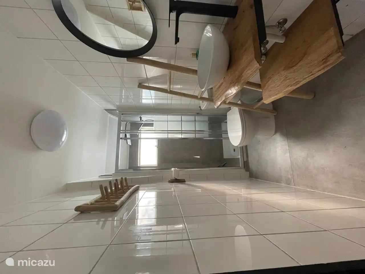 Salle de bain avec douche, WC et lavabo.