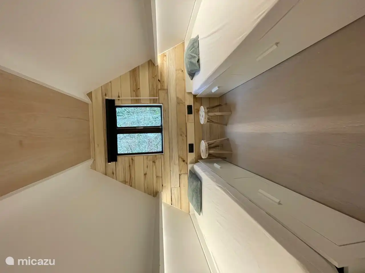 Chambre 2 avec 2 lits simples séparés.