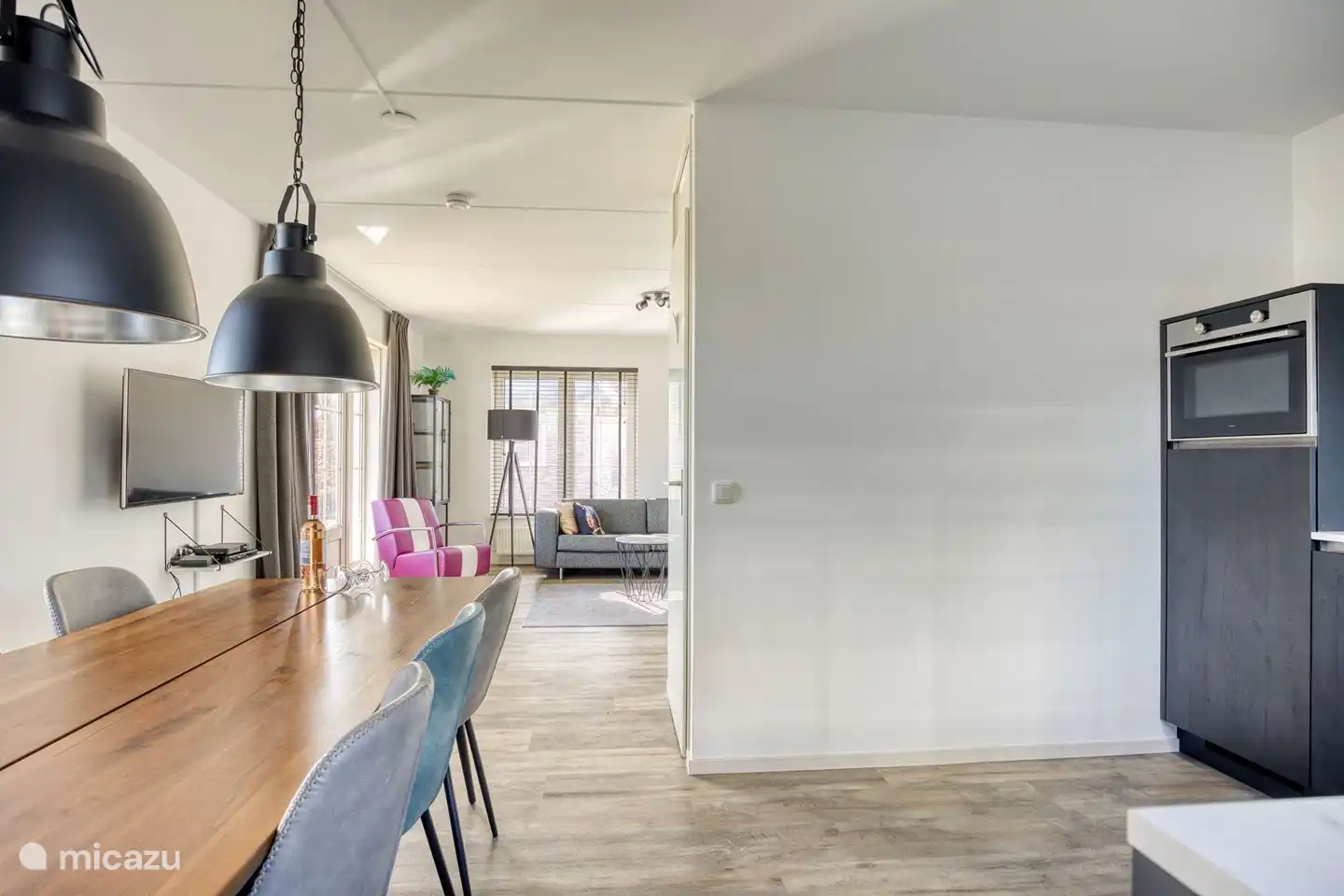 Geräumiger Esstisch mit sechs Esszimmerstühlen.