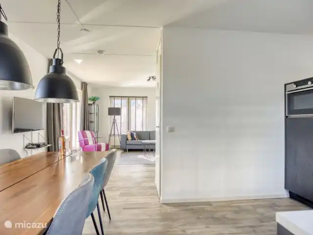 Beachvilla It Langezand huren in Nederland, Friesland, Makkum - villa Ruime eettafel met zes eetkamerstoelen.