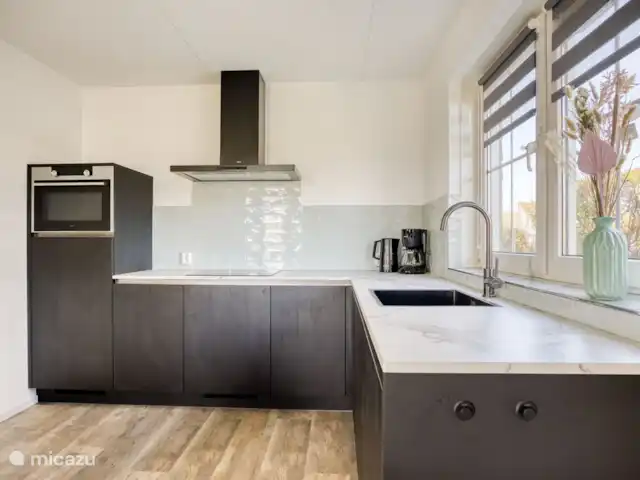 Beachvilla It Langezand huren in Nederland, Friesland, Makkum - villa Luxe keuken voorzien van vaatwasser, inductiekookplaat, ruime koelkast en combimagnetron. Keukeninventaris is aanwezig.