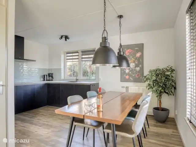 Beachvilla It Langezand huren in Nederland, Friesland, Makkum - villa Ruime eettafel met zes eetkamerstoelen.