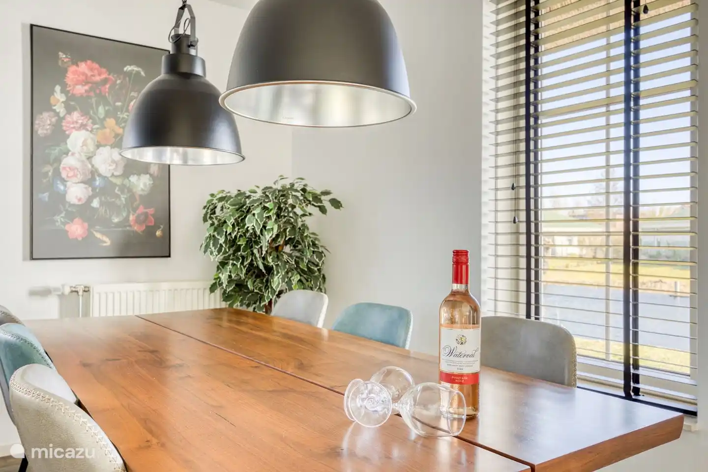 Esszimmertisch mit sechs Stühlen.