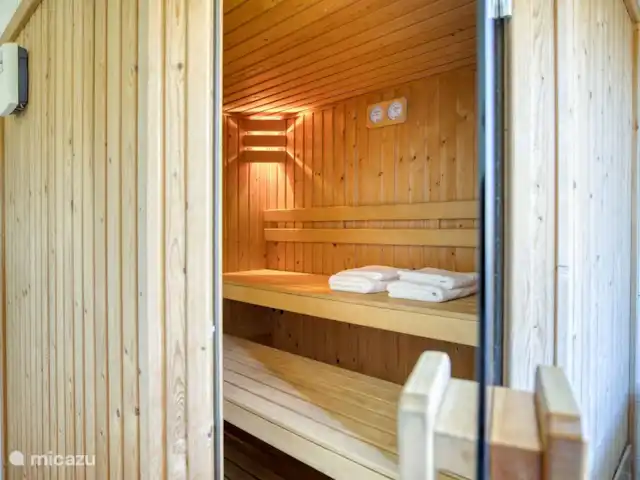 Beachvilla It Langezand huren in Nederland, Friesland, Makkum - villa Finse sauna in badkamer begane grond.