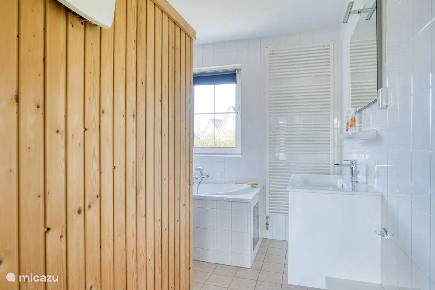 Badezimmer mit Whirlpool-Badewanne im Erdgeschoss.